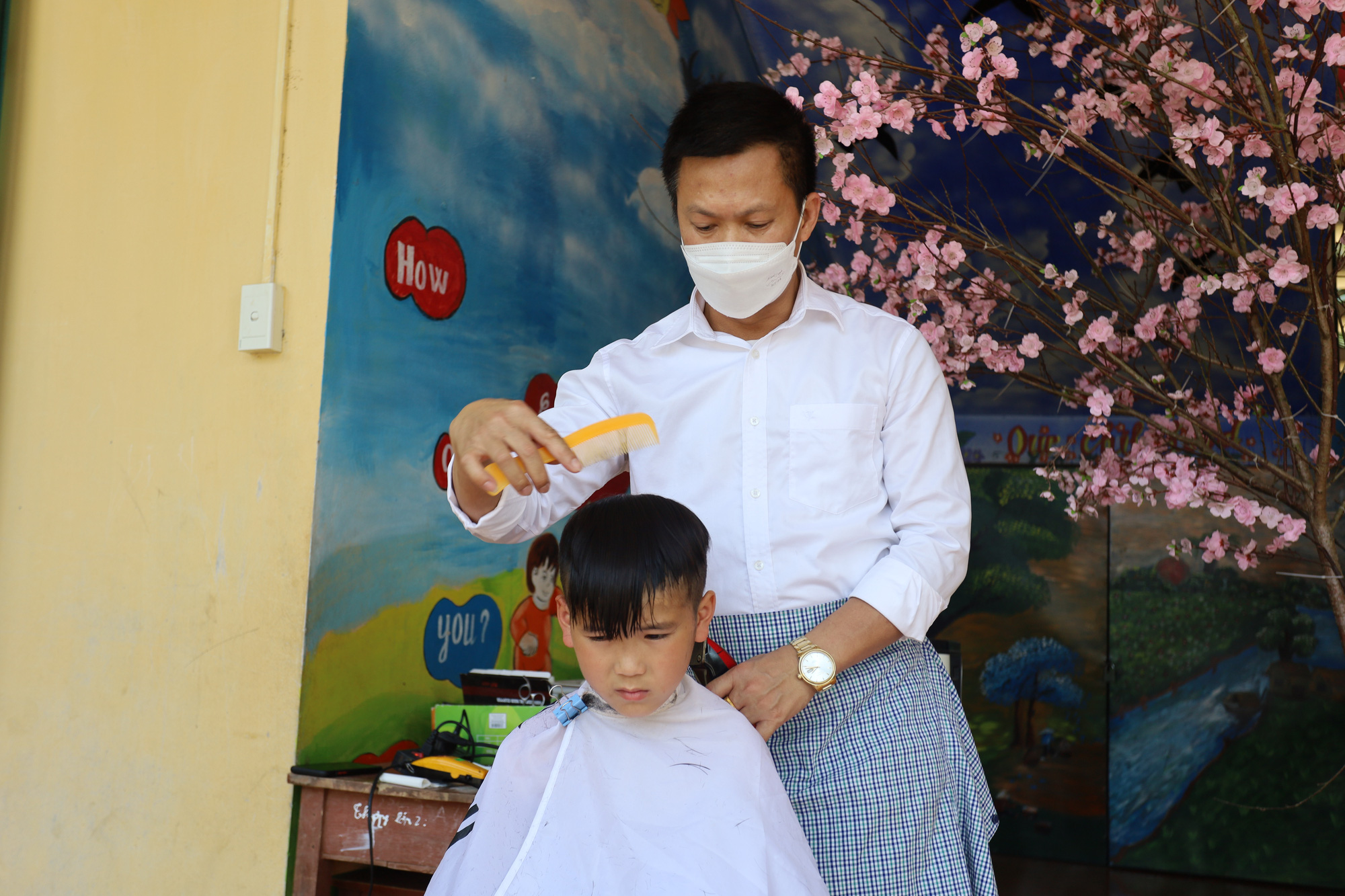 Thầy Trần Anh Khoa: Từ vị hiệu trưởng tận tâm đến “thợ cắt tóc” miễn phí cho học sinh vùng cao - Ảnh 1.