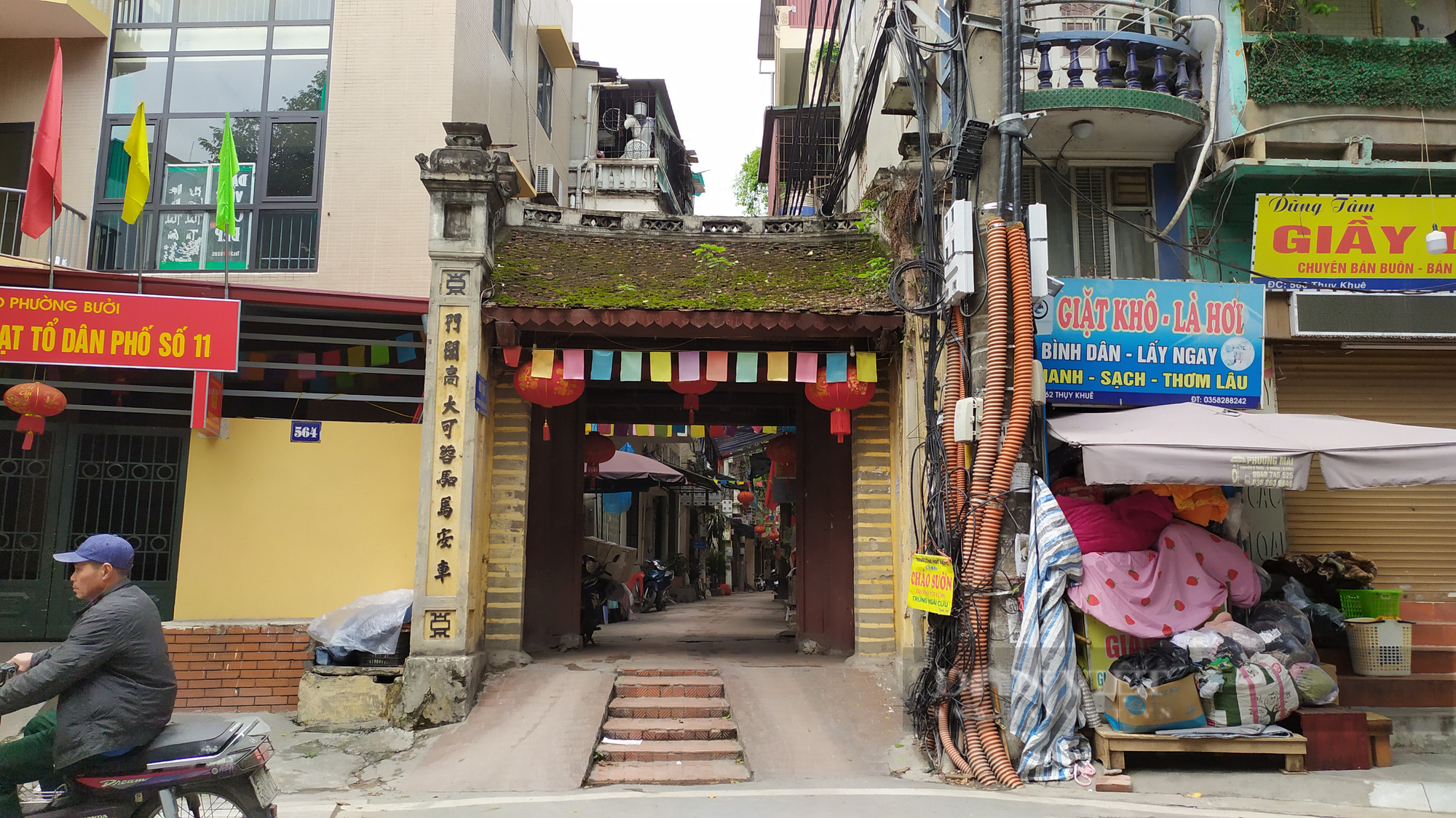 Chuyện về con phố có cổng làng cổ được ví là “đẹp nhất kinh kỳ” ở Hà Nội - Ảnh 1.