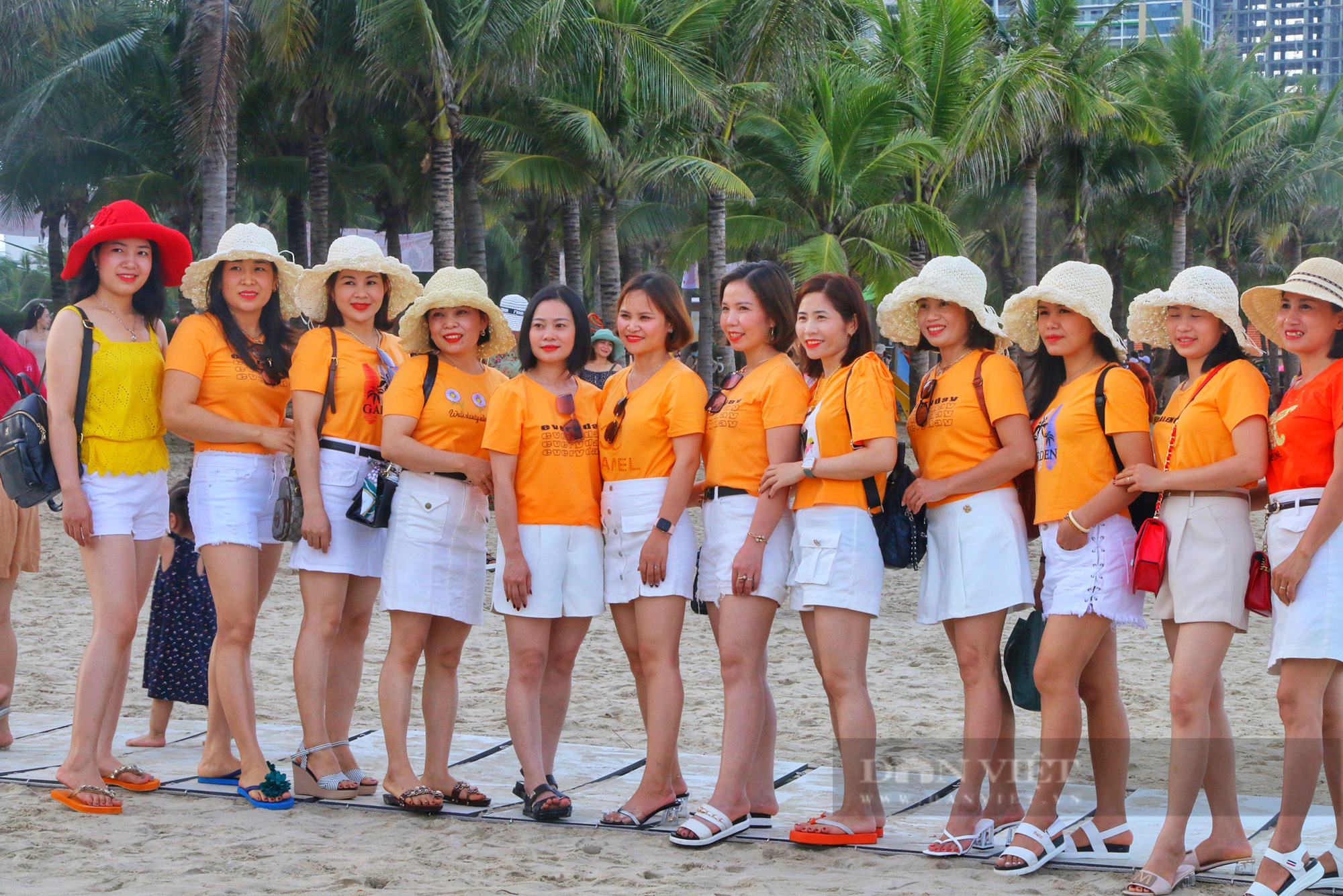 Du khách đổ về các bãi biển Đà Nẵng trong ngày đầu kỳ nghỉ lễ 30/4-1/5 - Ảnh 5.