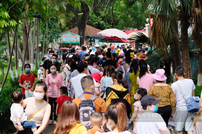 Hà Nội: Công viên Thủ lệ đông nghẹt người ngày nghỉ lễ 30/4  - Ảnh 1.