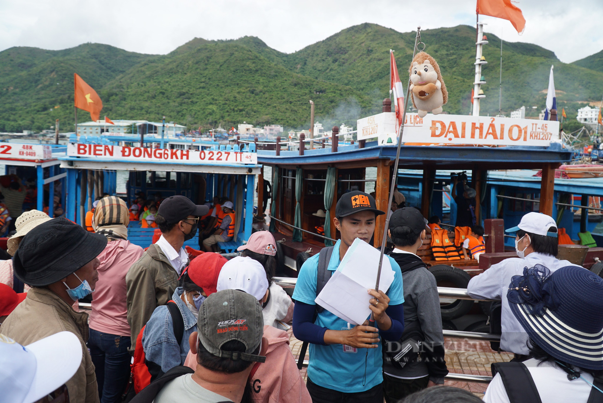 Nha Trang: Cận cảnh hàng ngàn du khách chen nhau đi các tour đảo ngay ngày đầu nghỉ lễ - Ảnh 1.