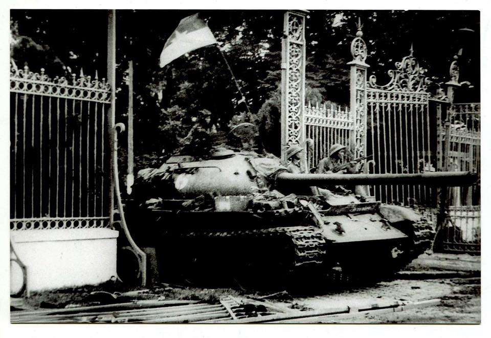 Ký ức về những chiếc xe tăng cùng với tòa nhà Dinh Độc Lập là thứ không thể phai nhòa trong lòng người dân Việt Nam. Hãy cùng nhìn lại khoảnh khắc đó với những bức ảnh đẹp, đậm chất lịch sử.