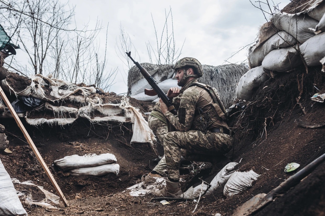 Reportage on the Donbass 'line of fire', Ukrainian soldiers braced themselves to respond to Russia's stormy attack - Photo 1.