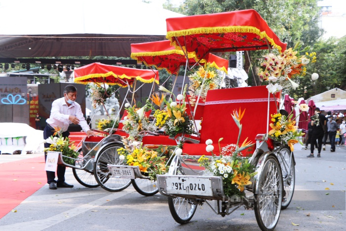 Người Hà Nội, khách du lịch thoả sức dạo bờ hồ Hoàn Kiếm vui chơi ngày nghỉ lễ 30/4 - Ảnh 7.