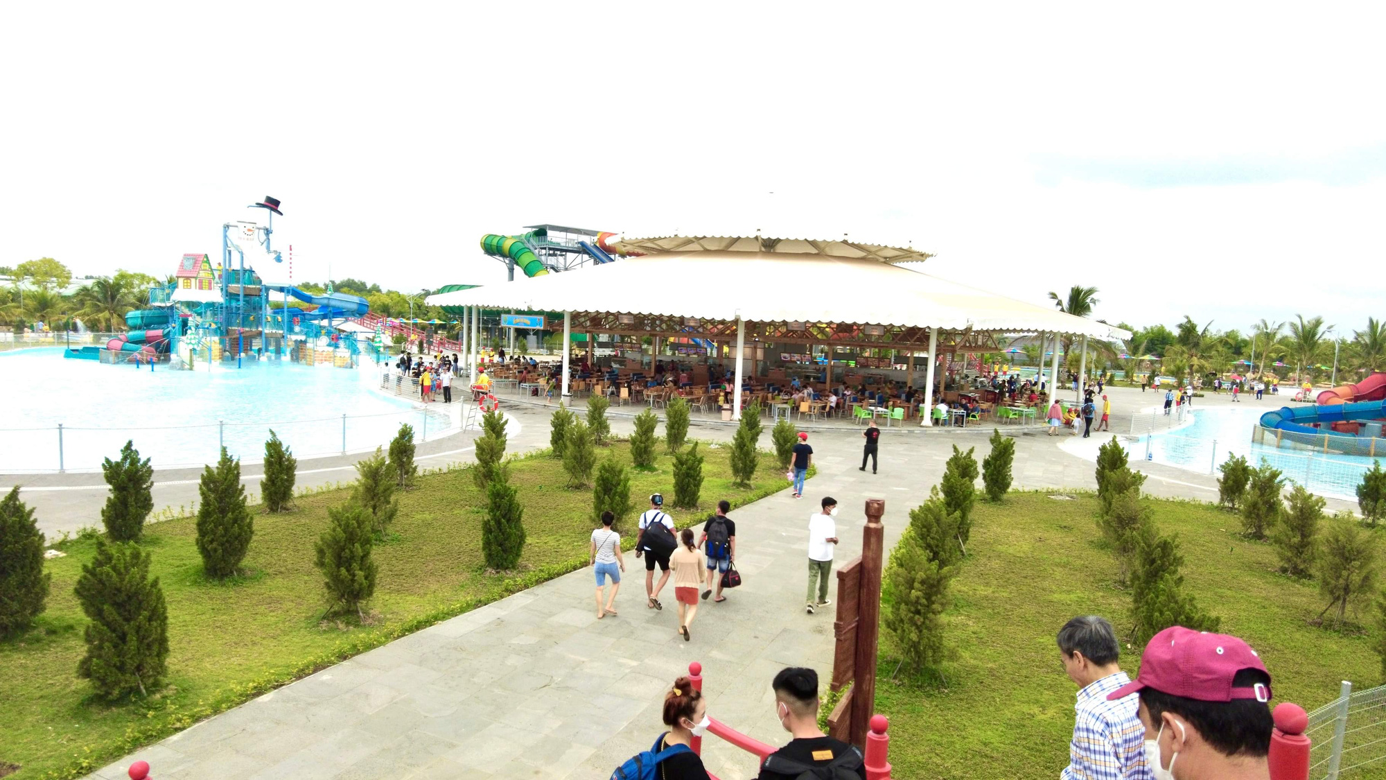 The largest water park in Vietnam officially opened to welcome guests - photo 3.
