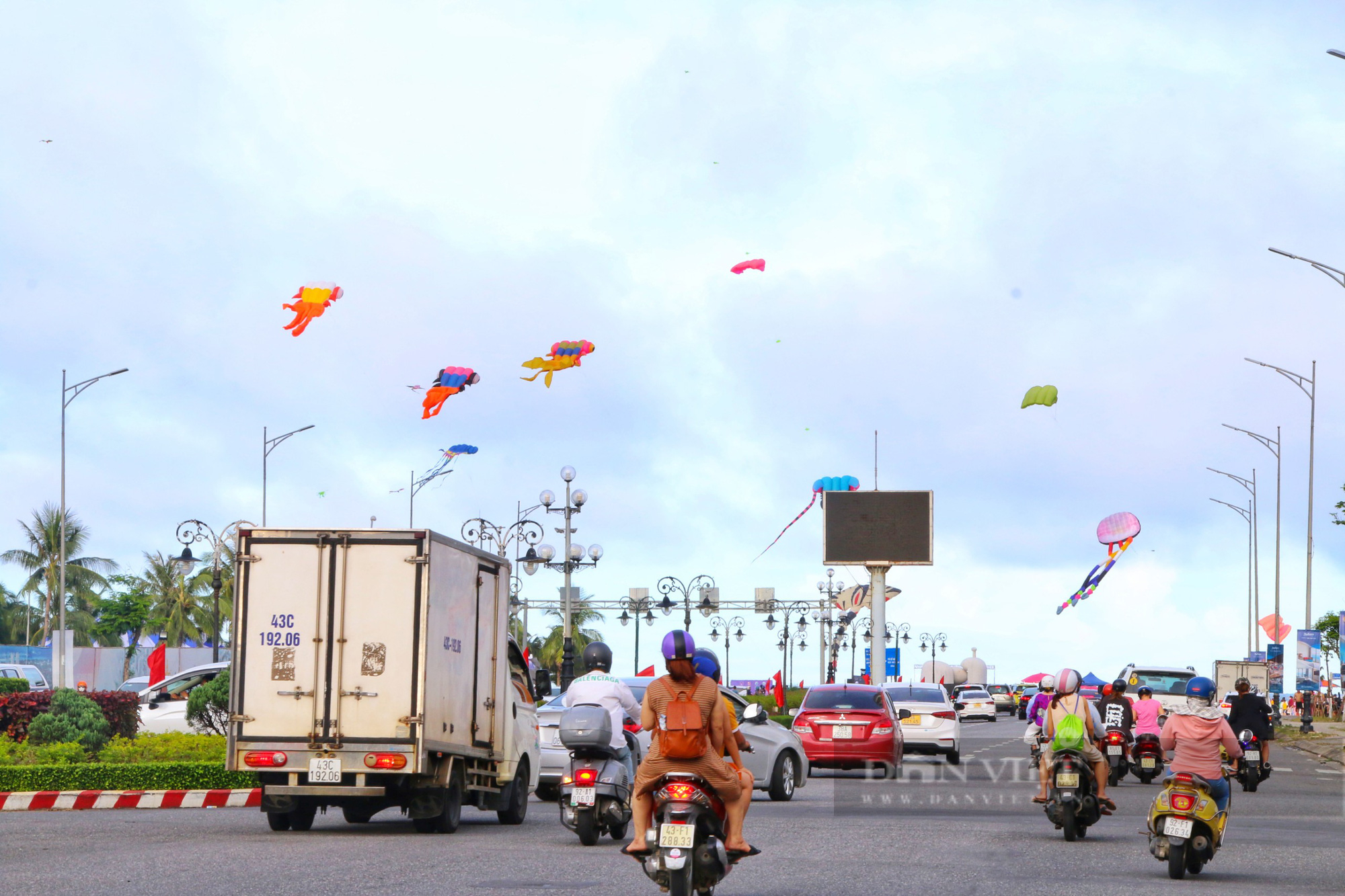 Du khách đổ về các bãi biển Đà Nẵng trong ngày đầu kỳ nghỉ lễ 30/4-1/5 - Ảnh 11.