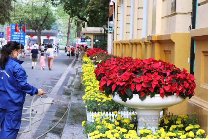 Người Hà Nội, khách du lịch thoả sức dạo bờ hồ Hoàn Kiếm vui chơi ngày nghỉ lễ 30/4 - Ảnh 4.