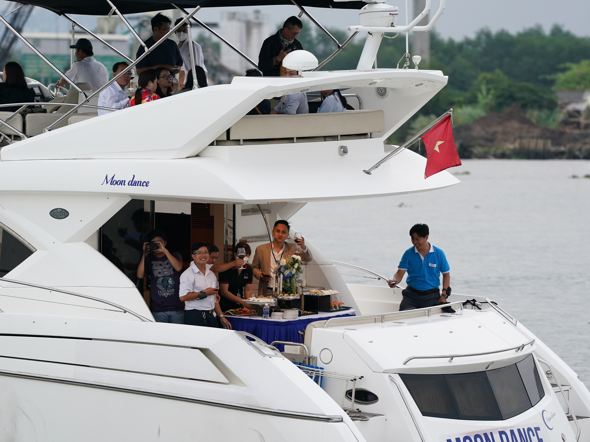 Tour du thuyền trên sông Sài Gòn: 5-10 triệu/người đi trong 3 tiếng đồng hồ - Ảnh 2.