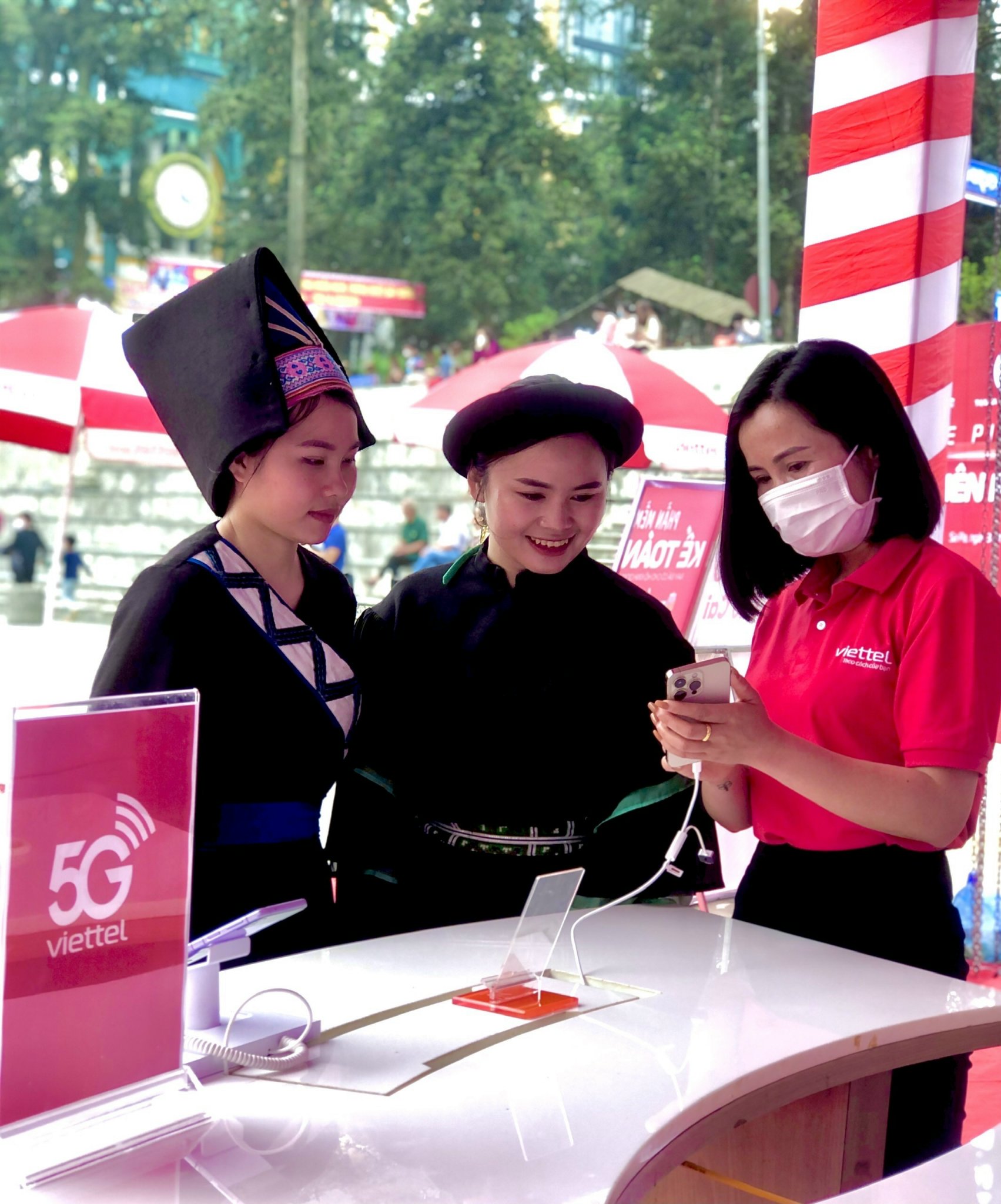 Viettel - The first operator to broadcast 5G services in Lao Cai - Photo 1.