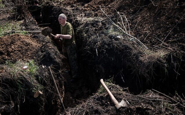 Reportage on the Donbass 'line of fire', Ukrainian soldiers braced themselves to respond to Russia's stormy attack - Photo 2.