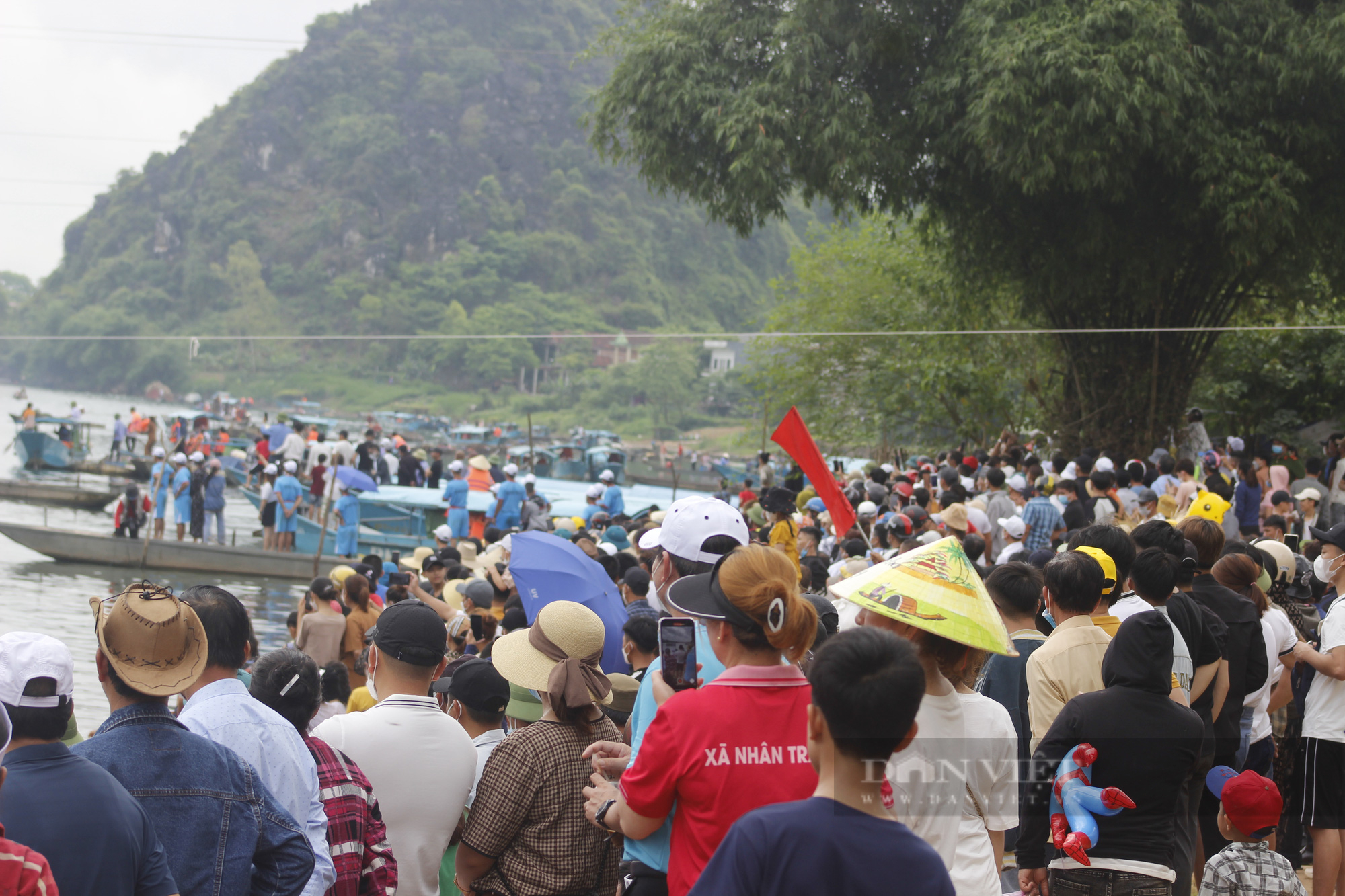 Tourists flock to Phong Nha - Ke Bang to watch boat racing, visit caves - Photo 2.