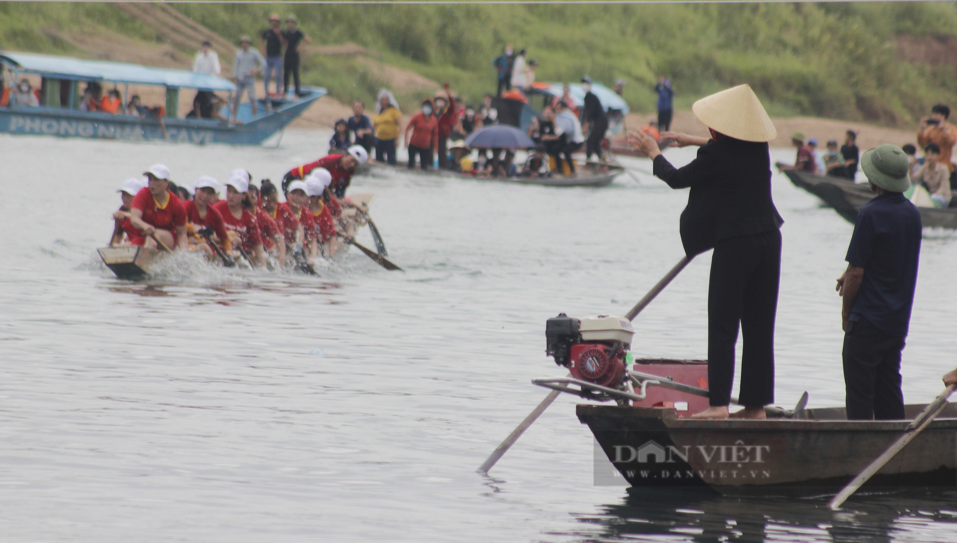Tourists flock to Phong Nha - Ke Bang to watch boat races, visit caves - Photo 3.