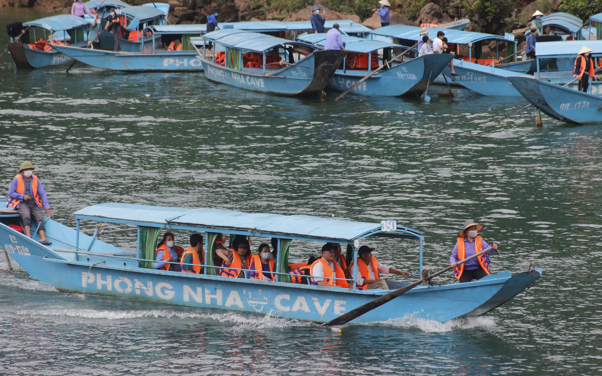 Phong Nha - Kẻ Bàng nườm nượp du khách đến để chứng kiến lễ hội và sự kỳ vĩ này