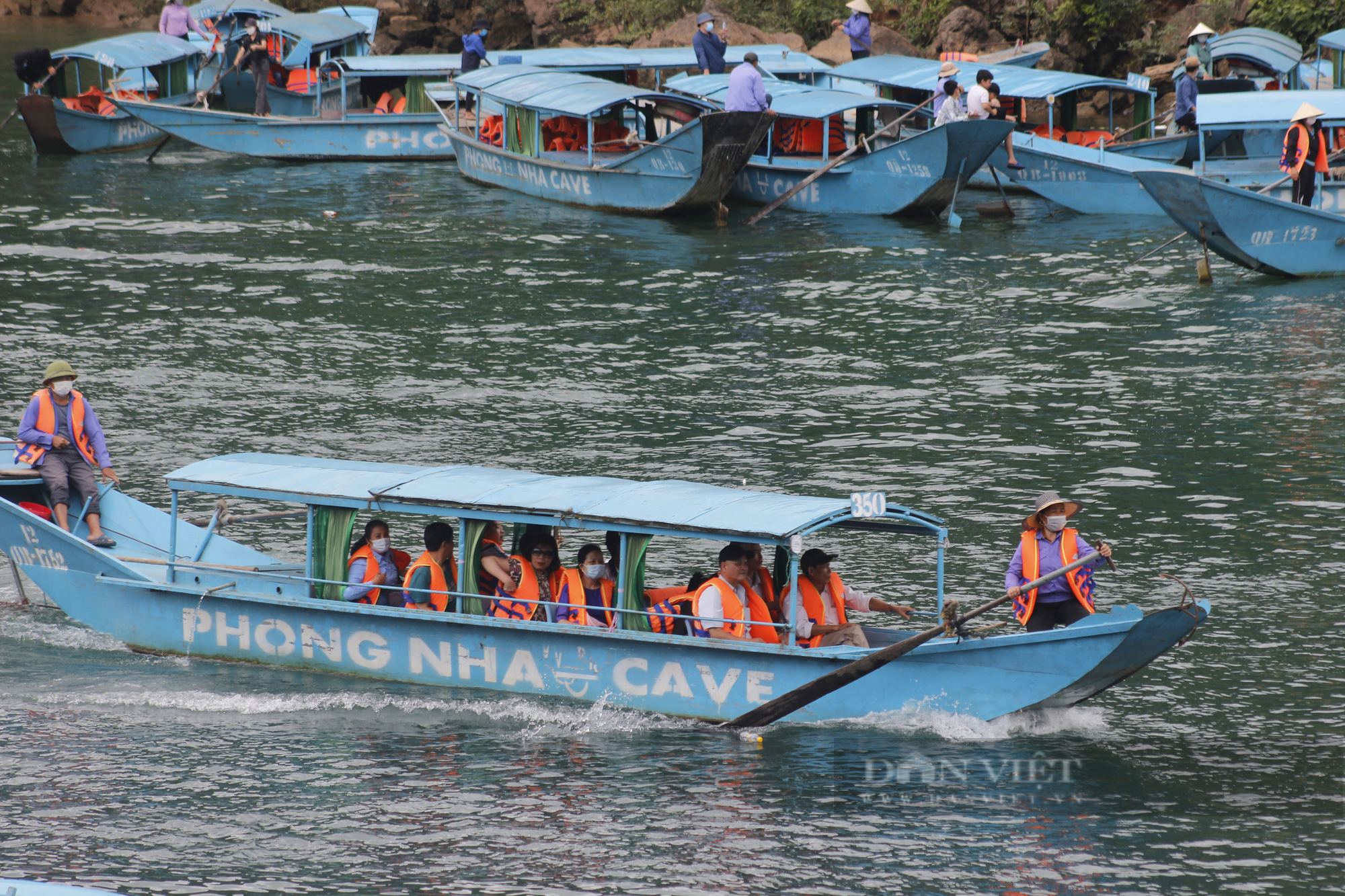 Du khách nườm nượp đến Phong Nha - Kẻ Bàng xem đua thuyền, tham quan hang động - Ảnh 4.