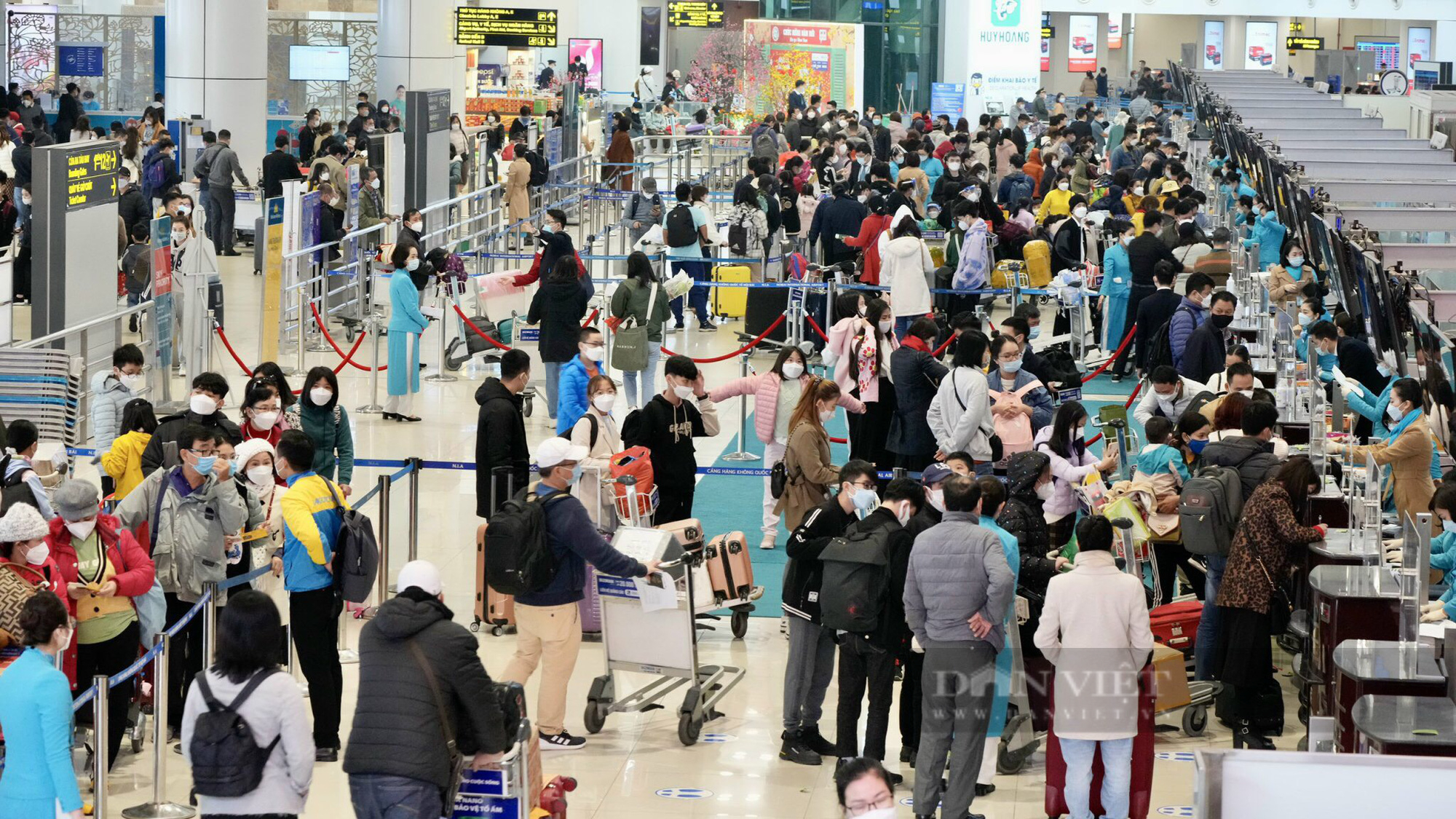Vì sao sân bay Nội Bài hạn chế người đưa tiễn hành khách lên máy bay? - Ảnh 1.