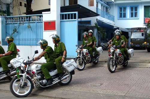 Cảnh sát 113 được quyền khám người kiểm tra ví không  Pháp luật  Việt  Giải Trí