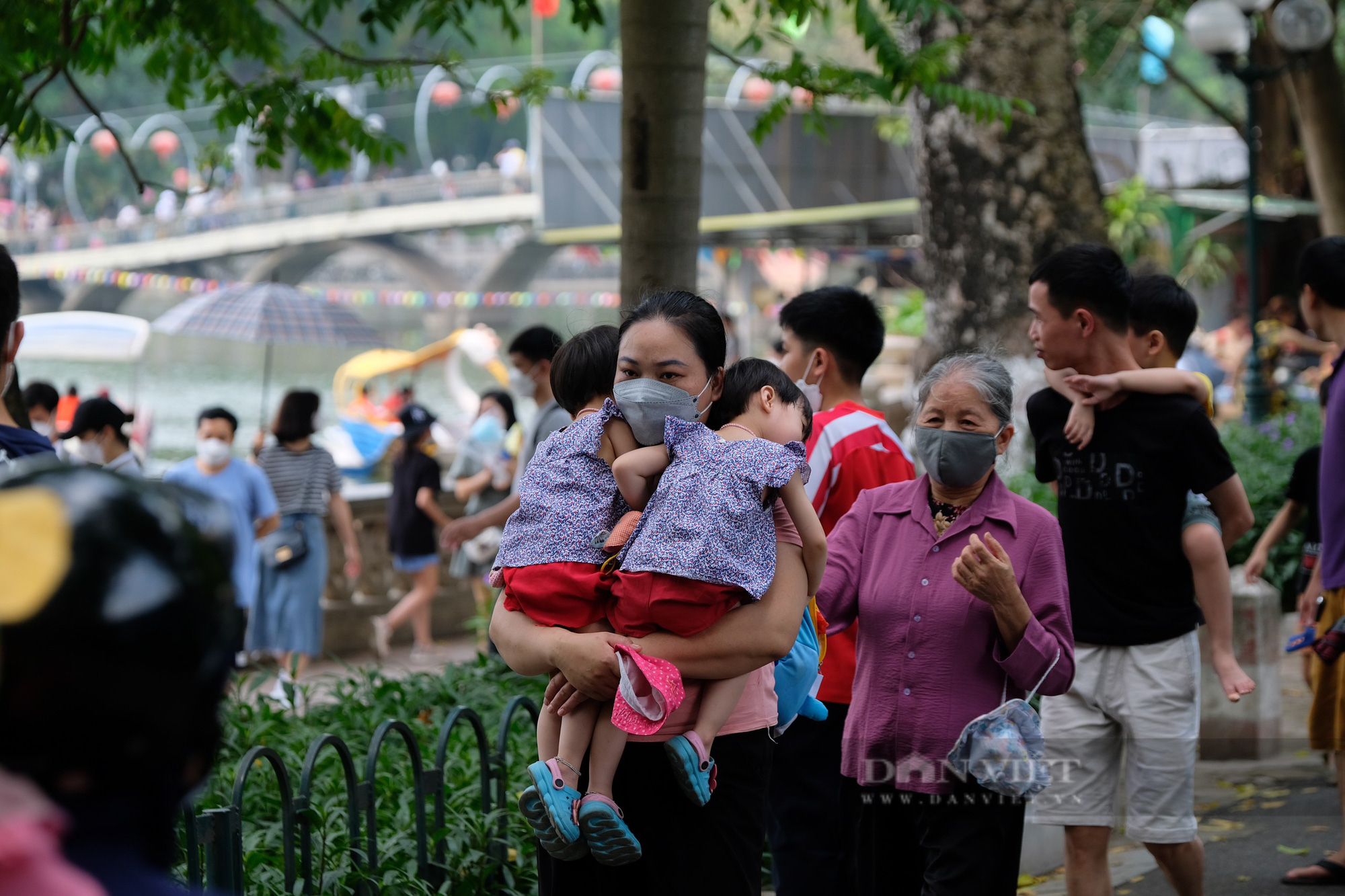 Hà Nội: Công viên Thủ lệ đông nghẹt người ngày nghỉ lễ 30/4  - Ảnh 10.