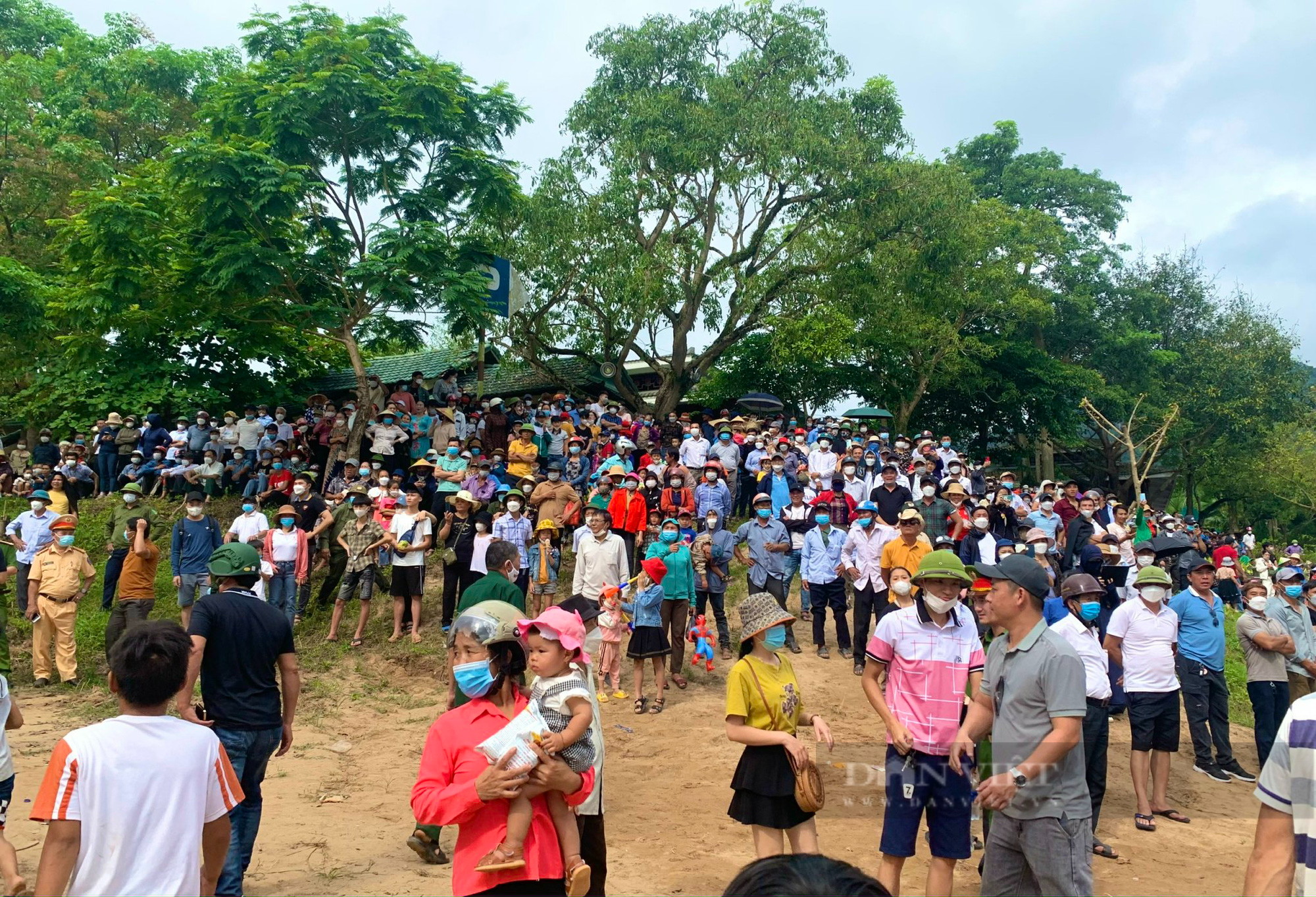 Tourists flock to Phong Nha - Ke Bang to watch boat races, visit caves - Photo 5.