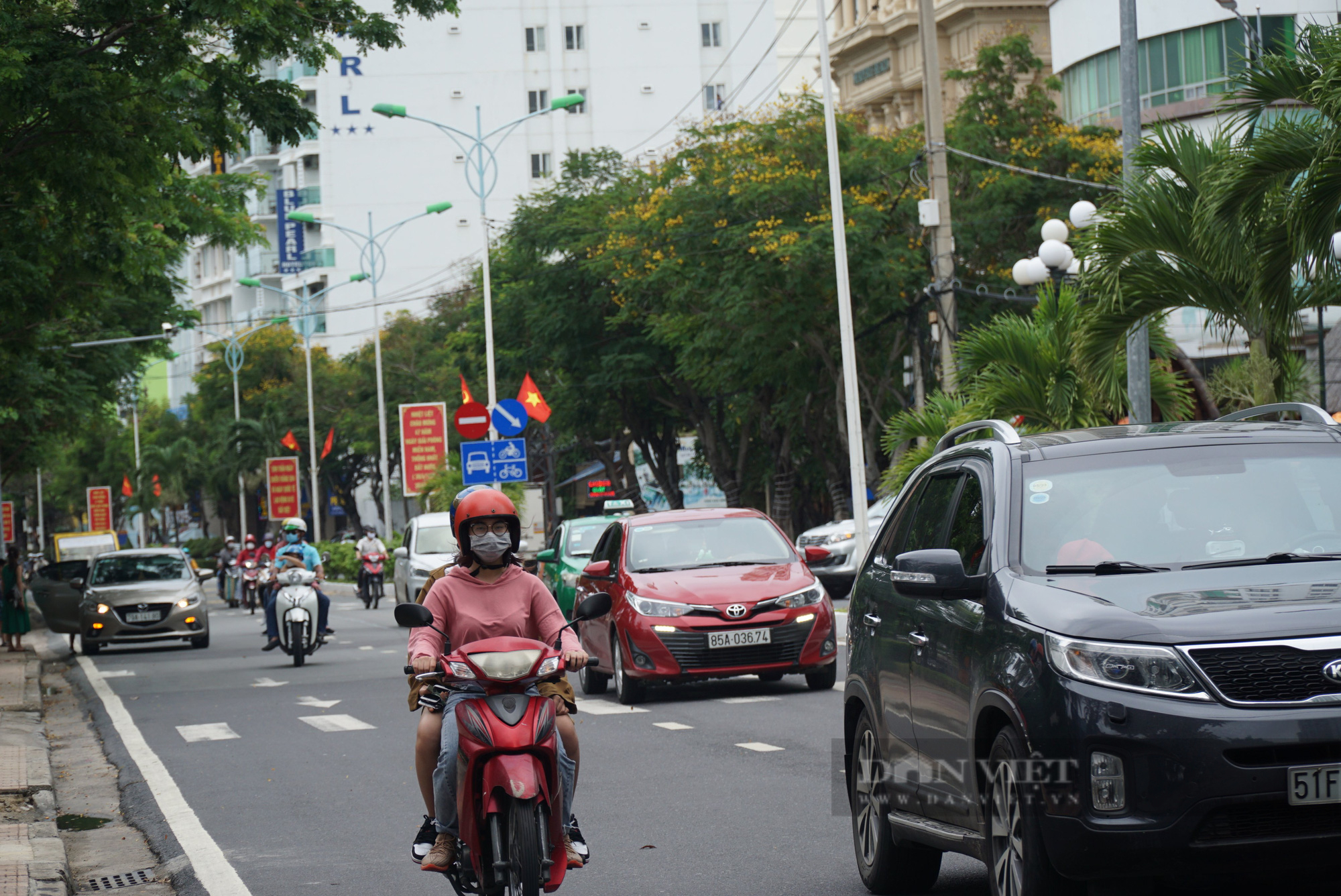 Nha Trang: Cận cảnh hàng ngàn du khách chen nhau đi các tour đảo ngay ngày đầu nghỉ lễ - Ảnh 8.