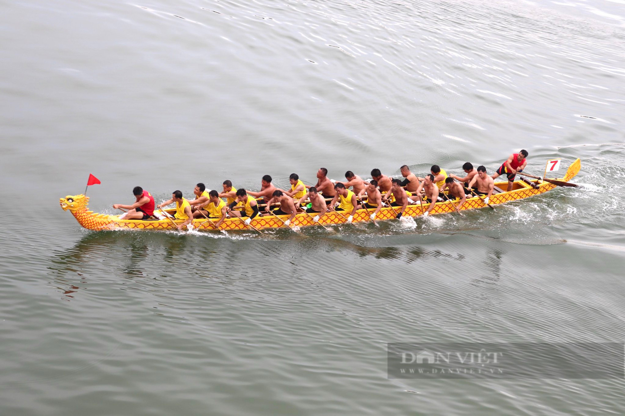 Hàng nghìn người nô nức đến xem lễ hội đua thuyền trên sông Nhật Lệ  - Ảnh 4.