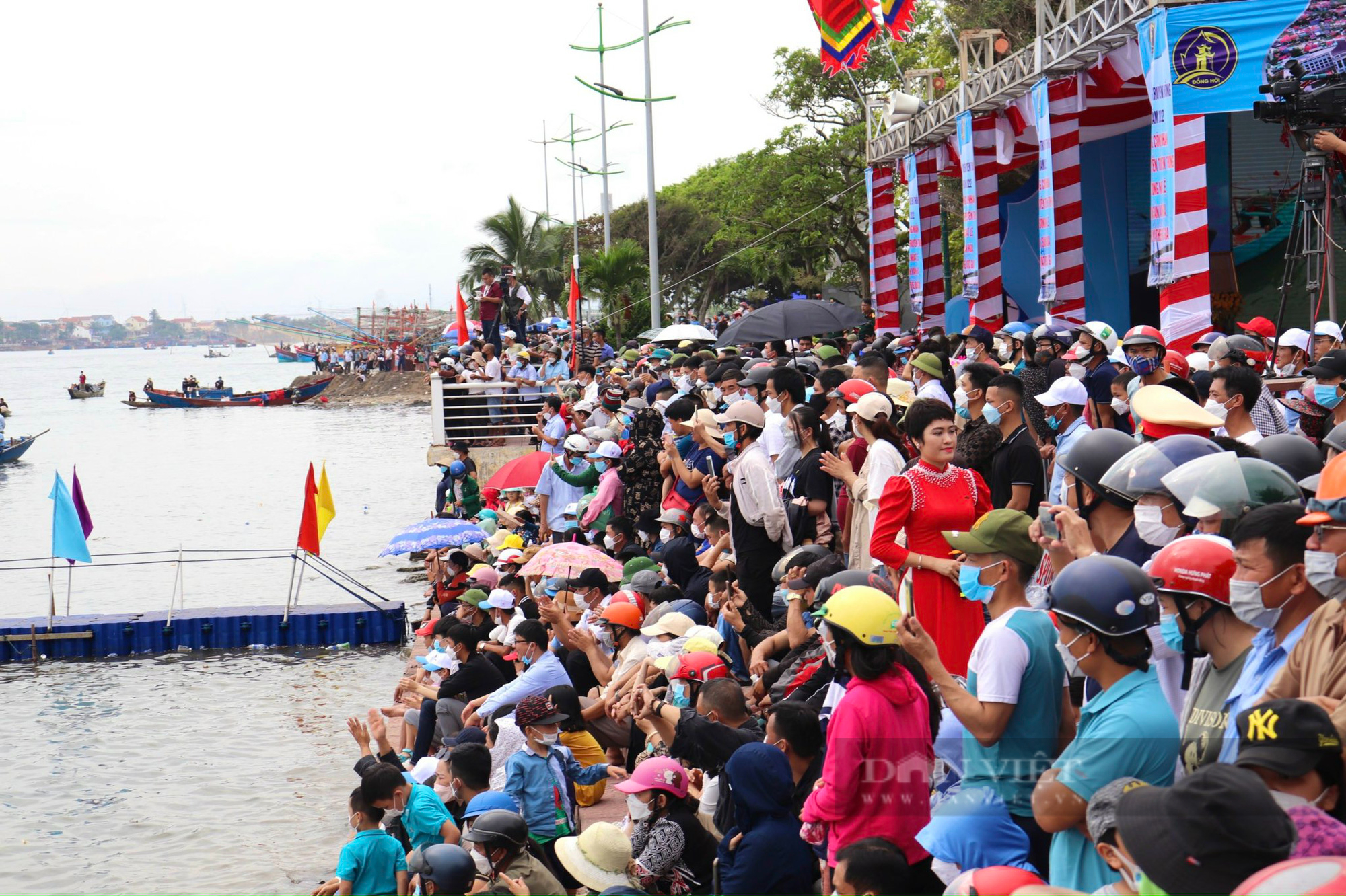 Hàng nghìn người nô nức đến xem lễ hội đua thuyền trên sông Nhật Lệ  - Ảnh 6.