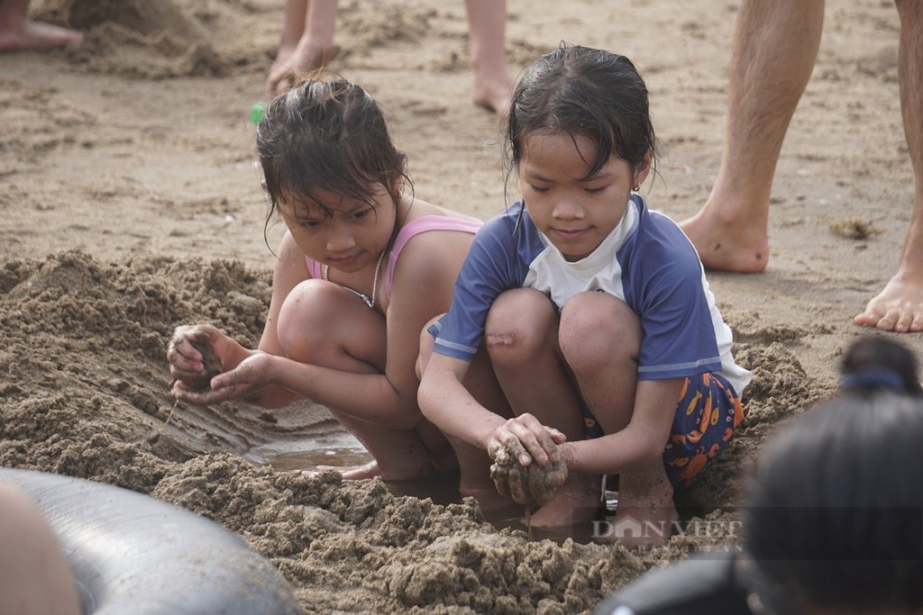 The beaches in Thanh Hoa are packed with people on the first day of the holiday - Photo 5.