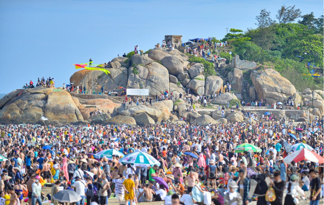 The beaches in Thanh Hoa are packed with people on the first day of the holiday - Photo 3.