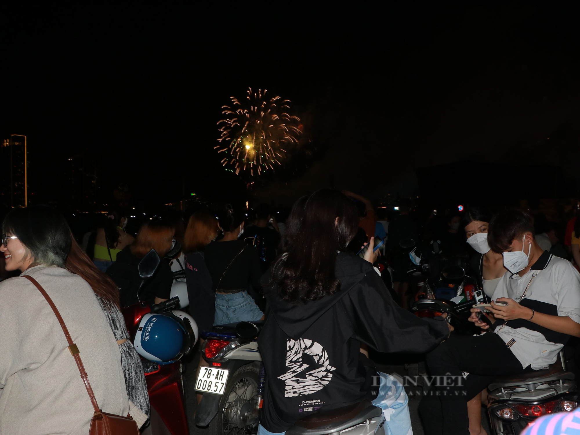 Xem bắn pháo hoa dịp lễ 30/4 ở TP.HCM: Hàng nghìn người chen chúc, chuẩn bị bìa carton để “hóng” từ sớm - Ảnh 8.