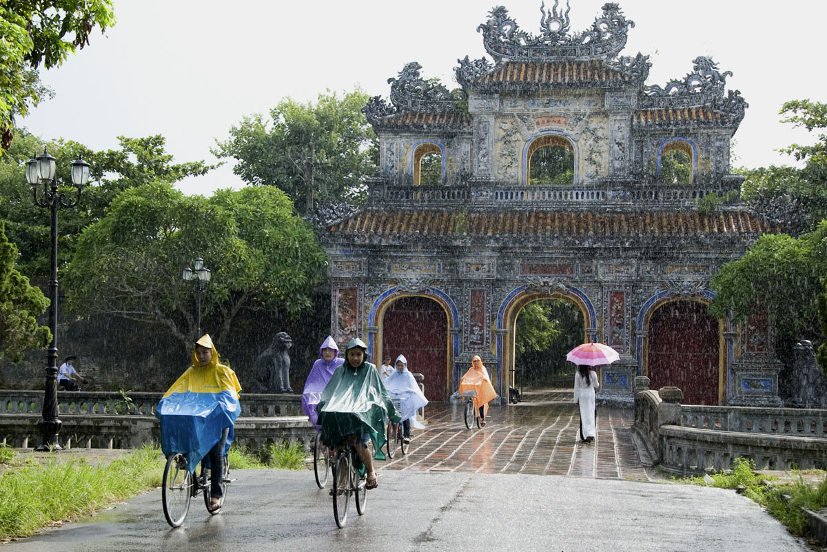 Dự báo thời tiết ngày 5/4: Khu vực từ Thừa Thiên Huế đến Khánh Hòa có mưa vừa, mưa to và dông - Ảnh 1.