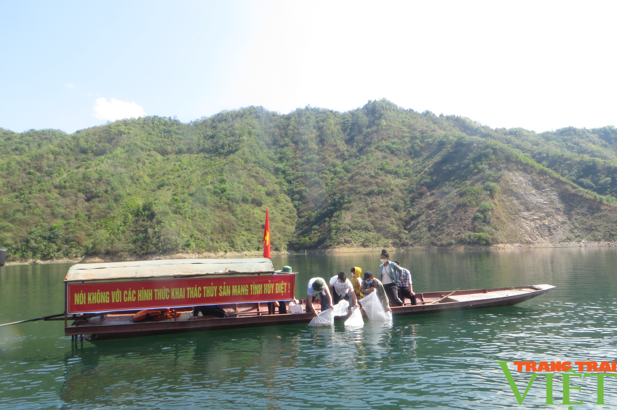 Thuận Châu: Bổ sung, tái tạo nguồn lợi thủy sản trên lòng hồ thủy điện Sơn La - Ảnh 2.