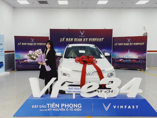 Lướt Shopee khi chờ sạc xe VinFast VF e34: “Trải nghiệm thú vị” - Ảnh 1.