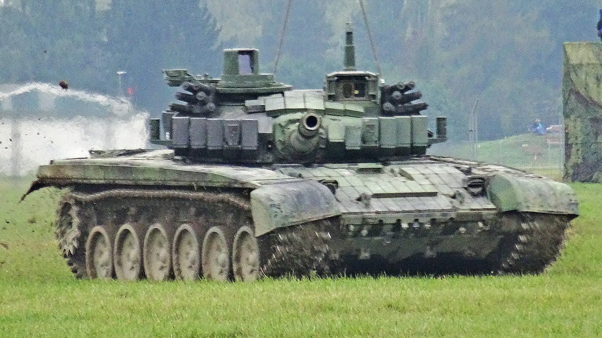 NATO sẽ &quot;tiếp sức&quot; cho Ukraine bằng chiến tăng T-72 huyền thoại? - Ảnh 3.