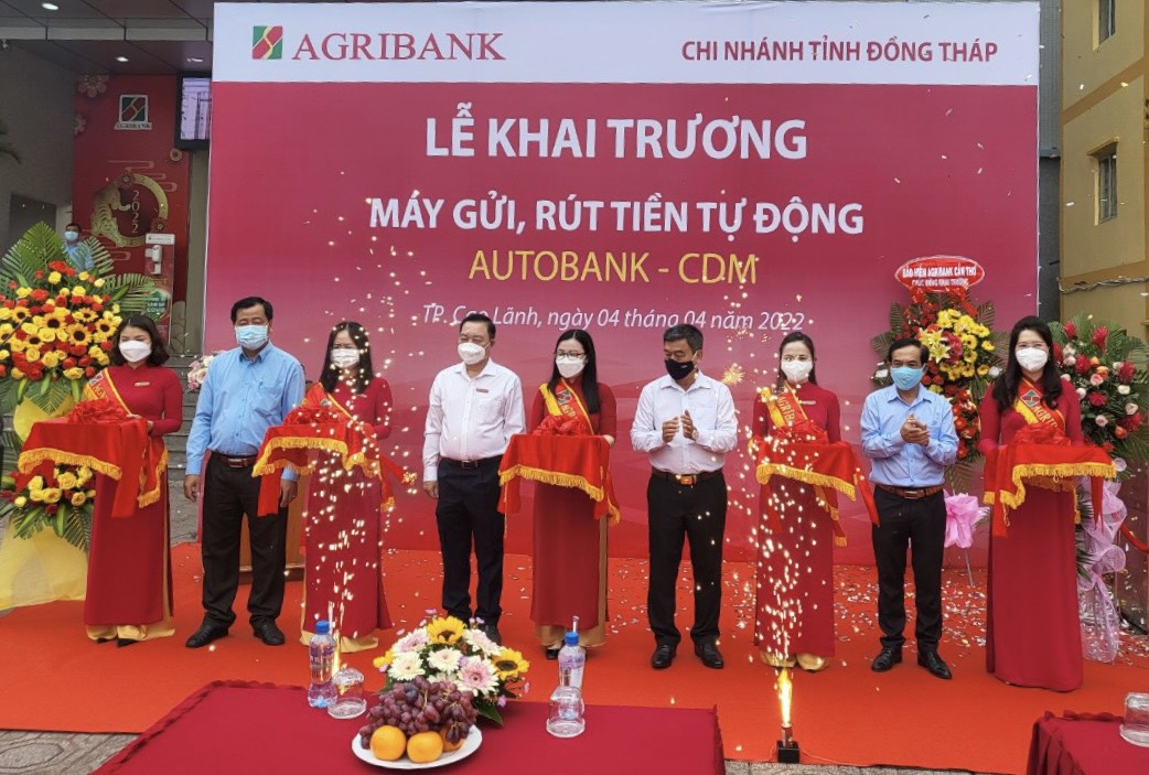 Agribank Đồng Tháp khai trương 2 máy Autobank CDM - Ảnh 2.