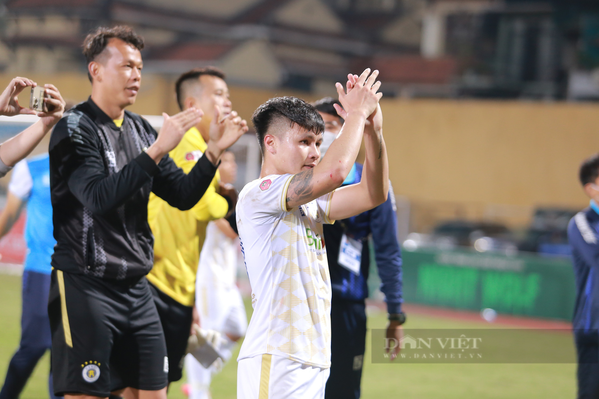 Tin sáng (5/4): CĐV Thái Lan mời gọi Quang Hải đến Thai-League chơi bóng - Ảnh 1.