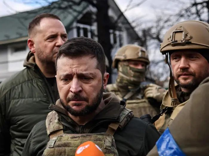 41 ngày xung đột Nga-Ukraine, ông Zelensky xuất hiện với diện mạo gây sốc - Ảnh 1.