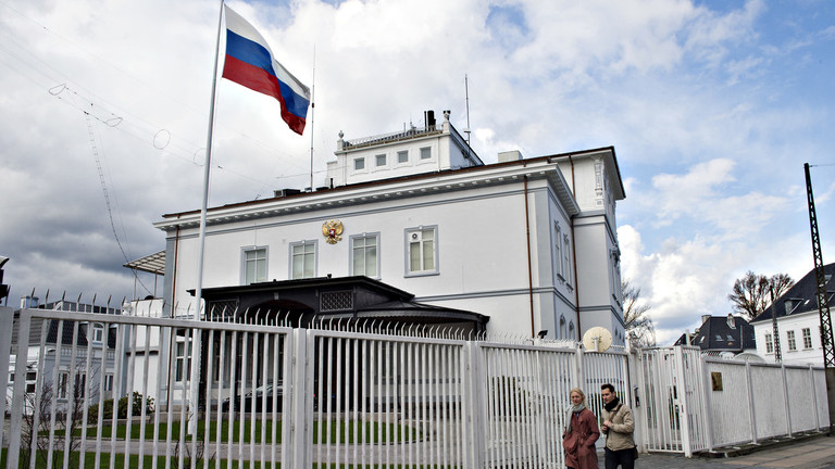 Thêm nhiều thành viên EU trục xuất các nhà ngoại giao Nga - Ảnh 1.