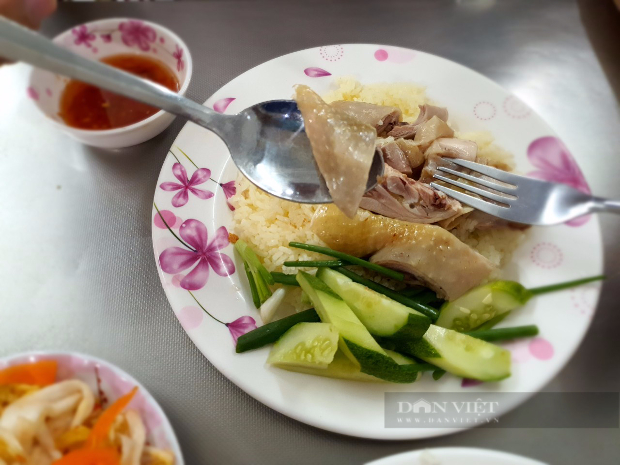Quán cơm gà nổi tiếng khu Tân Định, ngoài gà luộc có cả heo quay, phá lấu, kimchi kiểu Việt Nam - Ảnh 1.