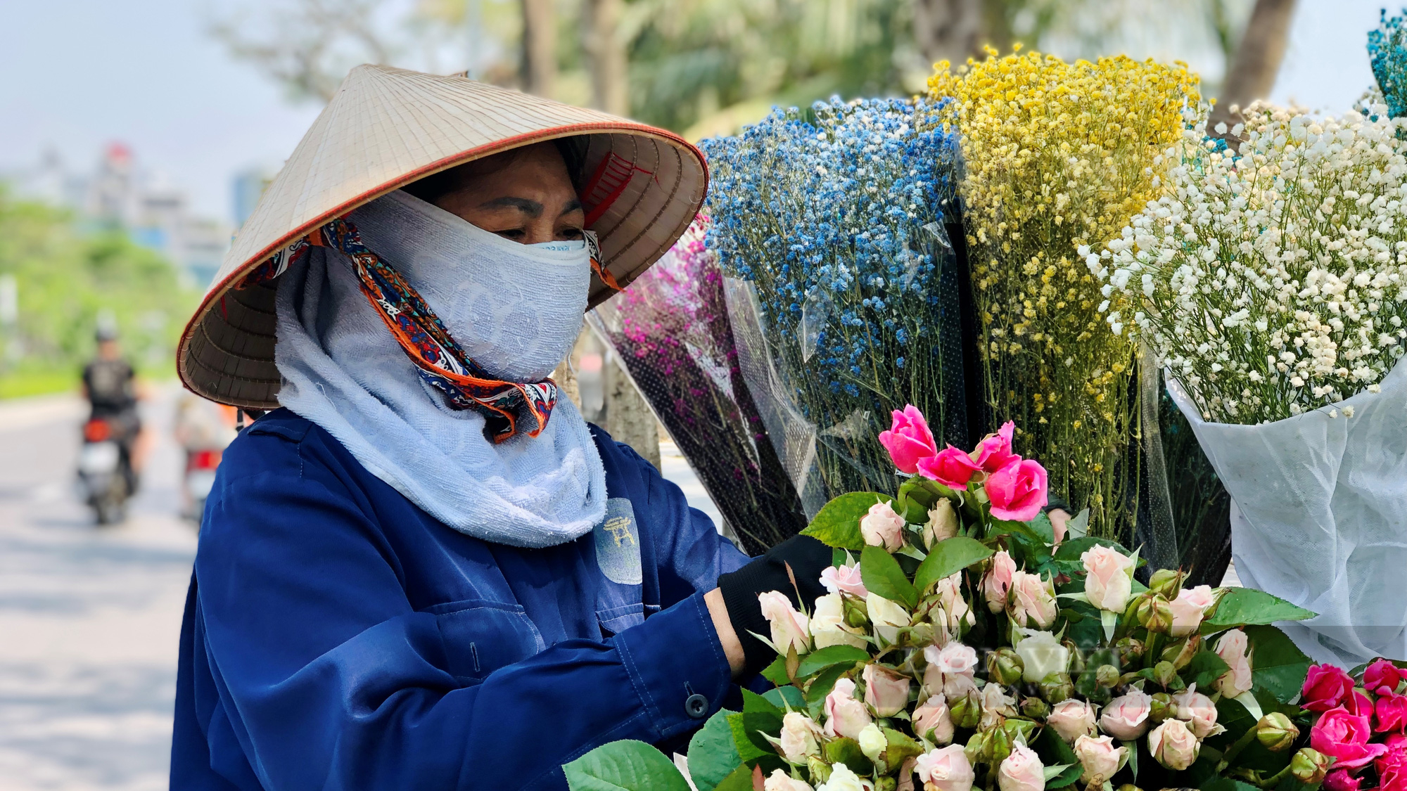 Gánh hoa, cũng là gánh sinh nhai, ai ai cũng mong mỏi sớm ngày khởi sắc, tươi sáng như những bông hoa trong sương sớm mai.