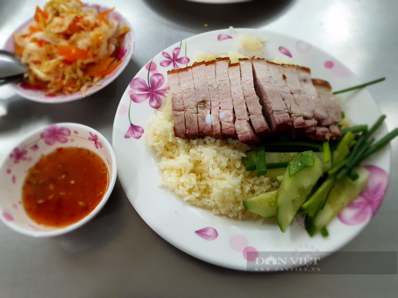 Quán cơm gà nổi tiếng khu Tân Định, ngoài gà luộc có cả heo quay, phá lấu, kimchi kiểu Việt Nam - Ảnh 3.