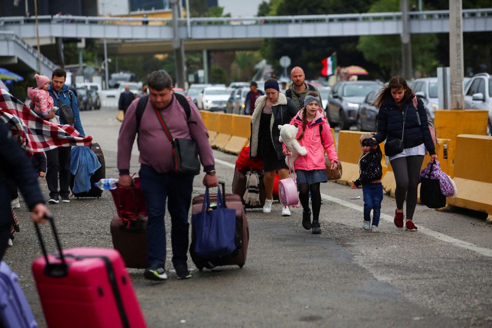 Hàng trăm người Ukraine tị nạn ở Mexico, chờ đợi nhập cảnh vào Mỹ - Ảnh 1.