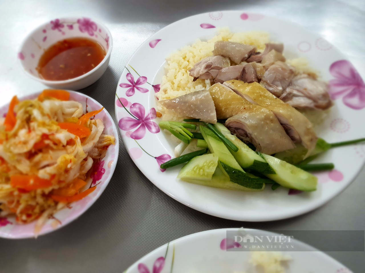 Quán cơm gà nổi tiếng khu Tân Định, ngoài gà luộc có cả heo quay, phá lấu, kimchi kiểu Việt Nam - Ảnh 4.