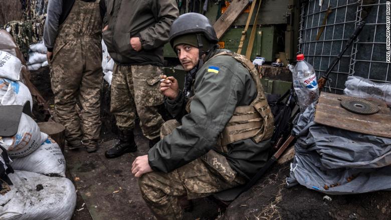 Giao tranh khốc liệt ở Donbass, Ukraine đẩy lùi 7 cuộc tấn công của Nga ở 2 mặt trận lớn này - Ảnh 1.