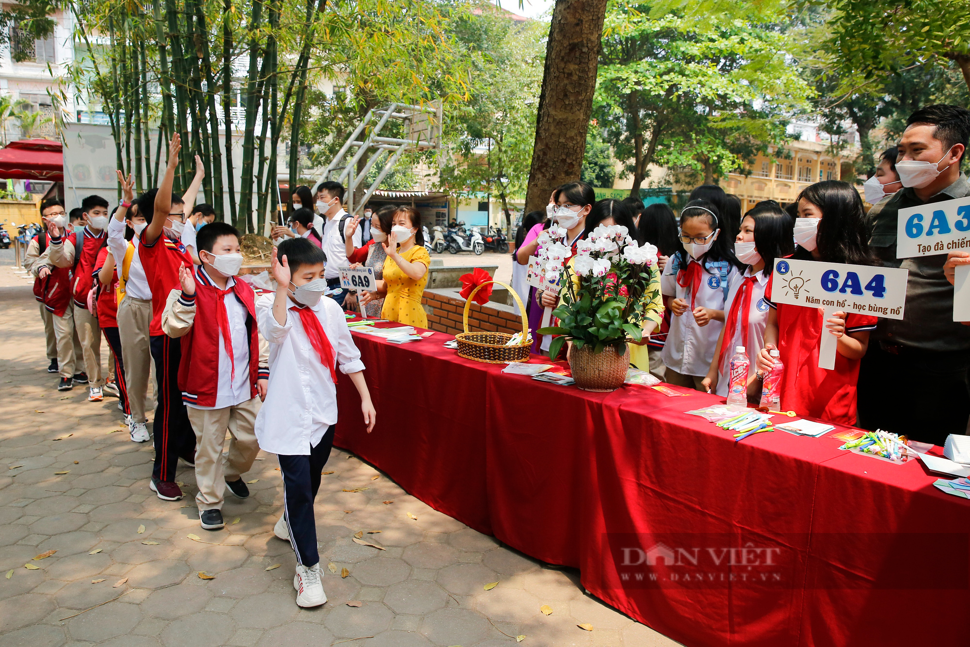 Học sinh lớp 6 Hà Nội check-in cảm xúc, nhận quà bất ngờ trong ngày đầu đến trường - Ảnh 1.