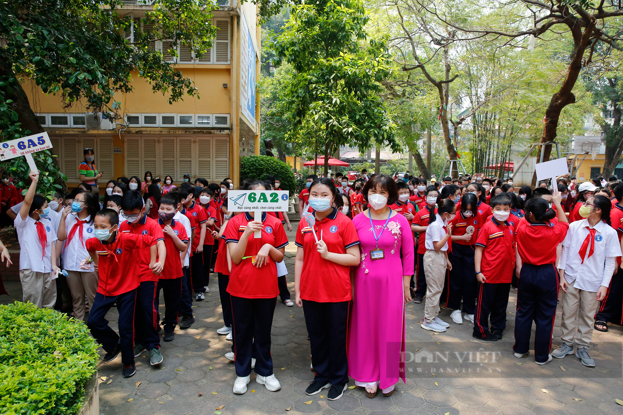 Học sinh lớp 6 Hà Nội check-in cảm xúc, nhận quà bất ngờ trong ngày đầu đến trường - Ảnh 9.