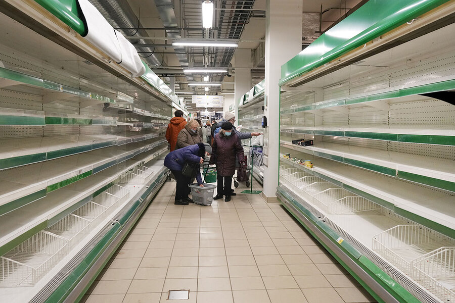 Các siêu thị ở Nga đang thiếu các mặt hàng thiết yếu.Ảnh: @AFP.