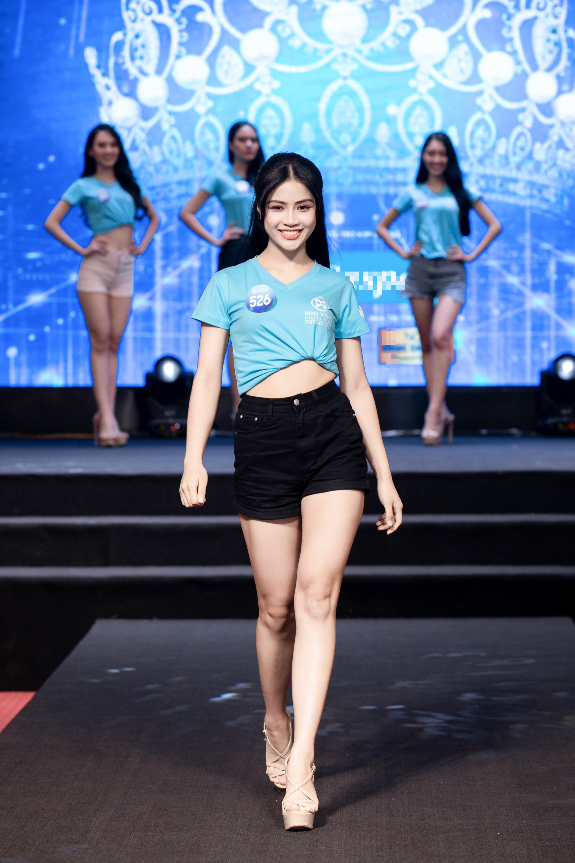 BTC Miss World Vietnam 2022 nói gì khi mời huấn luyện viên ngồi xe lăn dạy catwalk cho 64 thí sinh?  - Ảnh 10.