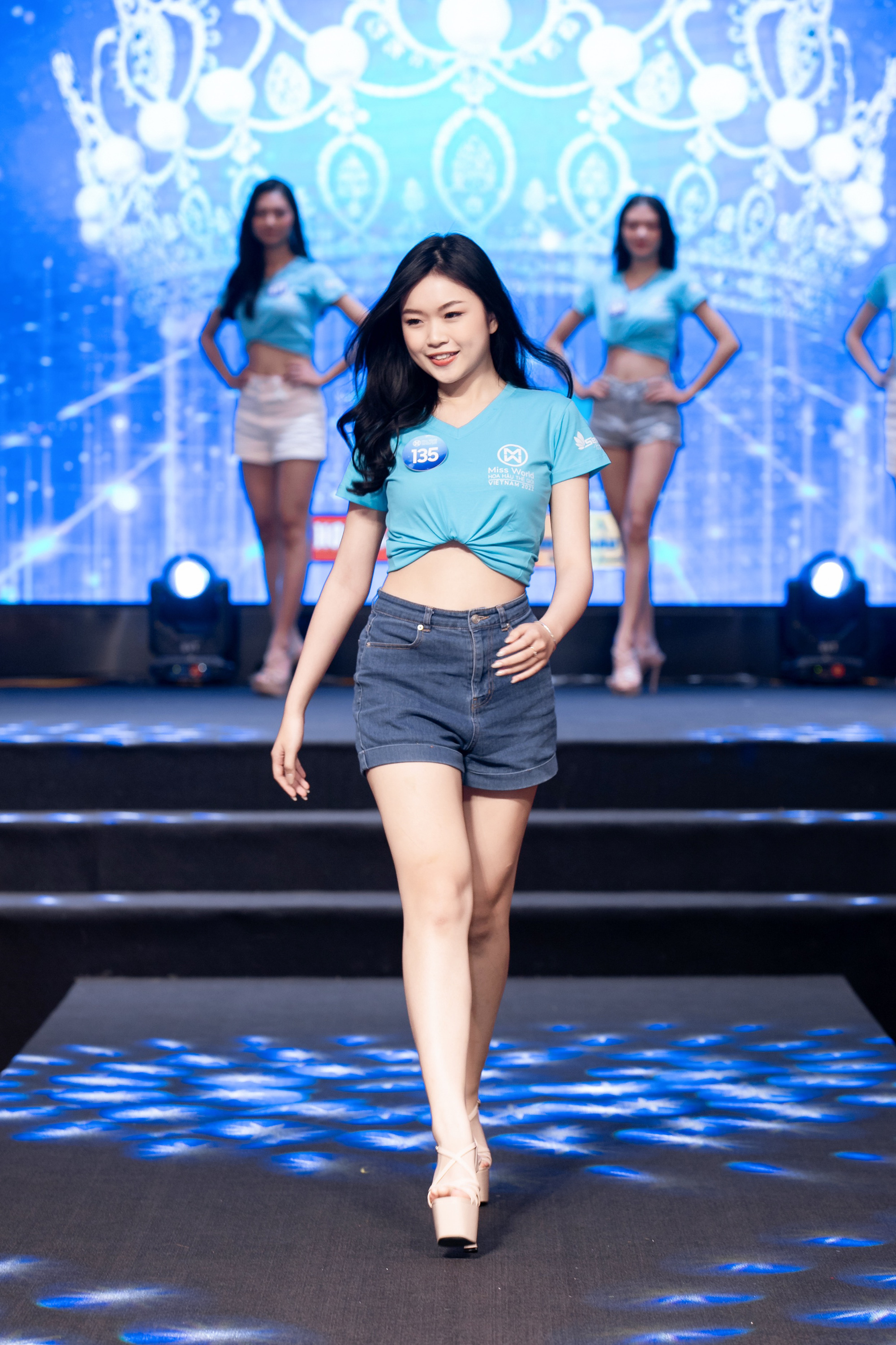 BTC Miss World Vietnam 2022 nói gì khi mời huấn luyện viên ngồi xe lăn dạy catwalk cho 64 thí sinh?  - Ảnh 8.