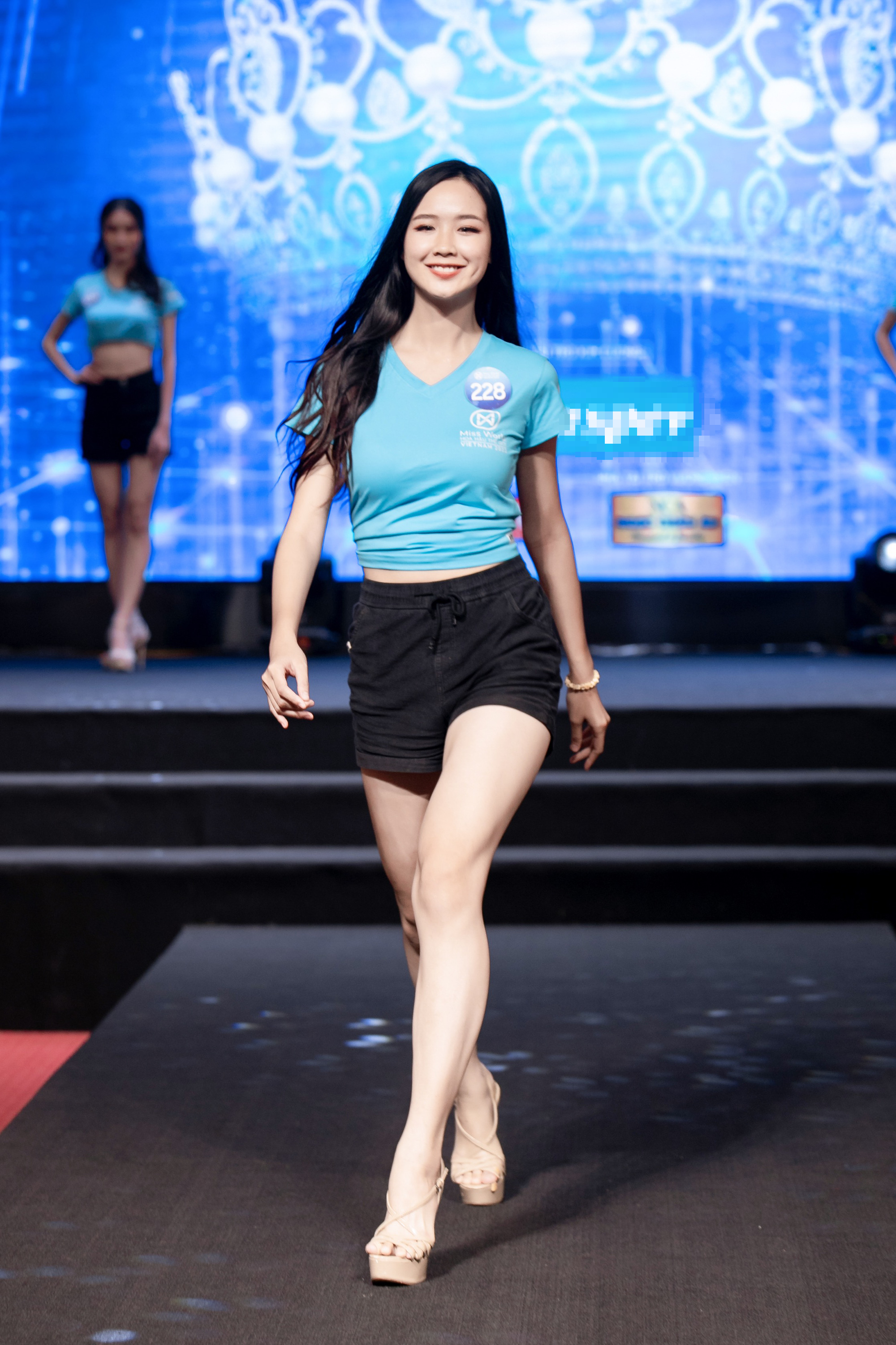 BTC Miss World Vietnam 2022 nói gì khi mời huấn luyện viên ngồi xe lăn dạy catwalk cho 64 thí sinh? - Ảnh 6.