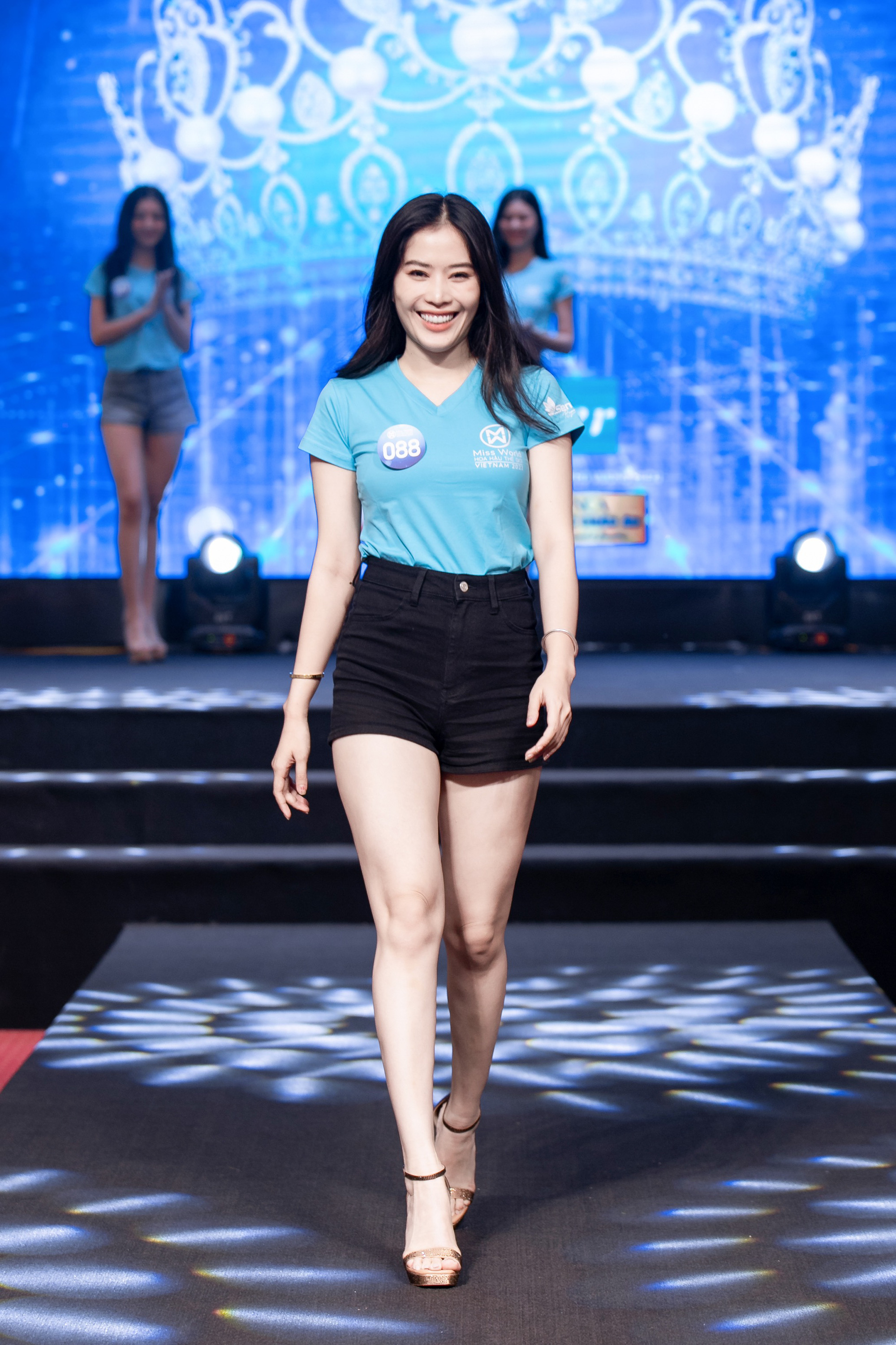 BTC Miss World Vietnam 2022 nói gì khi mời huấn luyện viên ngồi xe lăn dạy catwalk cho 64 thí sinh? - Ảnh 5.