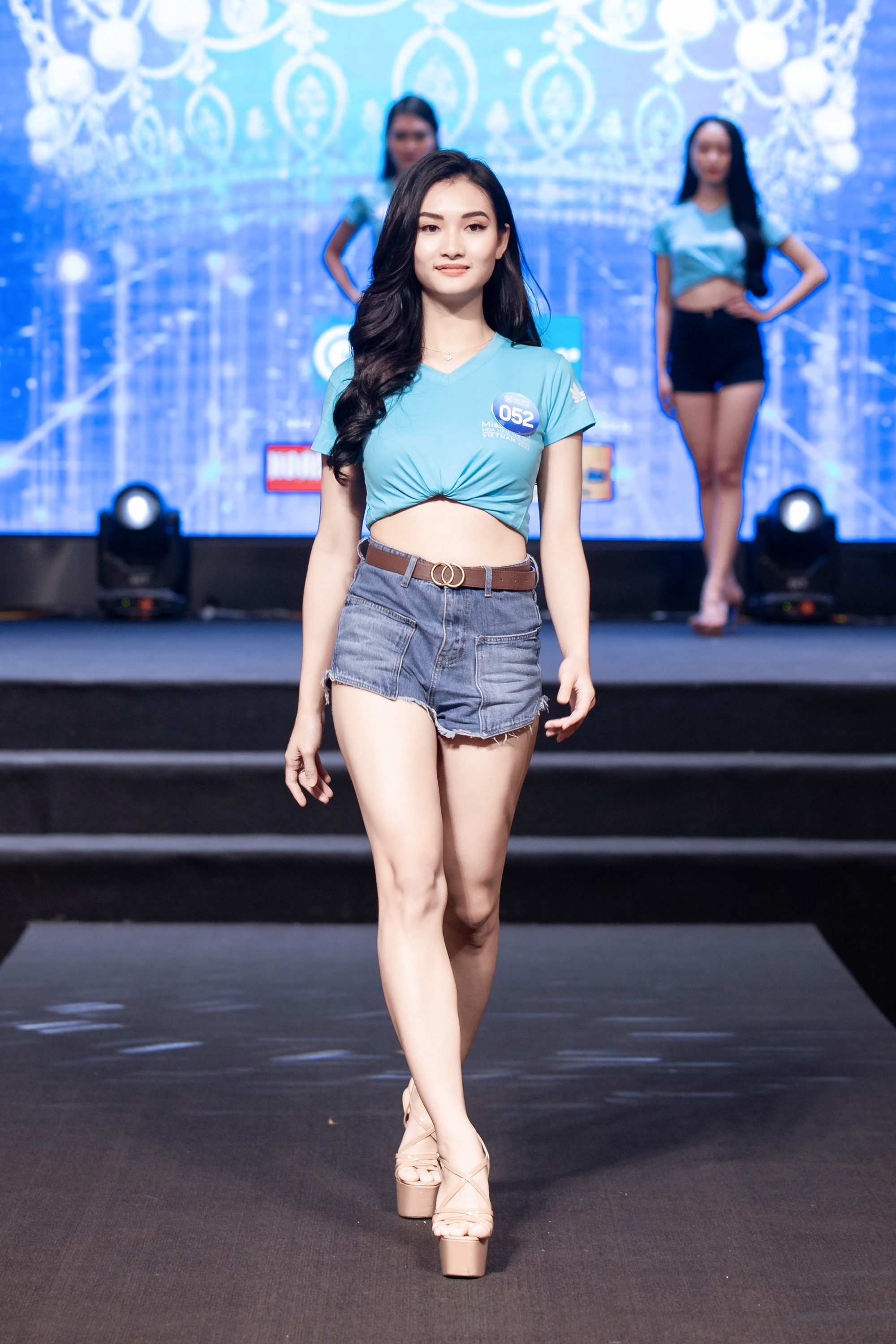 BTC Miss World Vietnam 2022 nói gì khi mời huấn luyện viên ngồi xe lăn dạy catwalk cho 64 thí sinh?  - Ảnh 9.